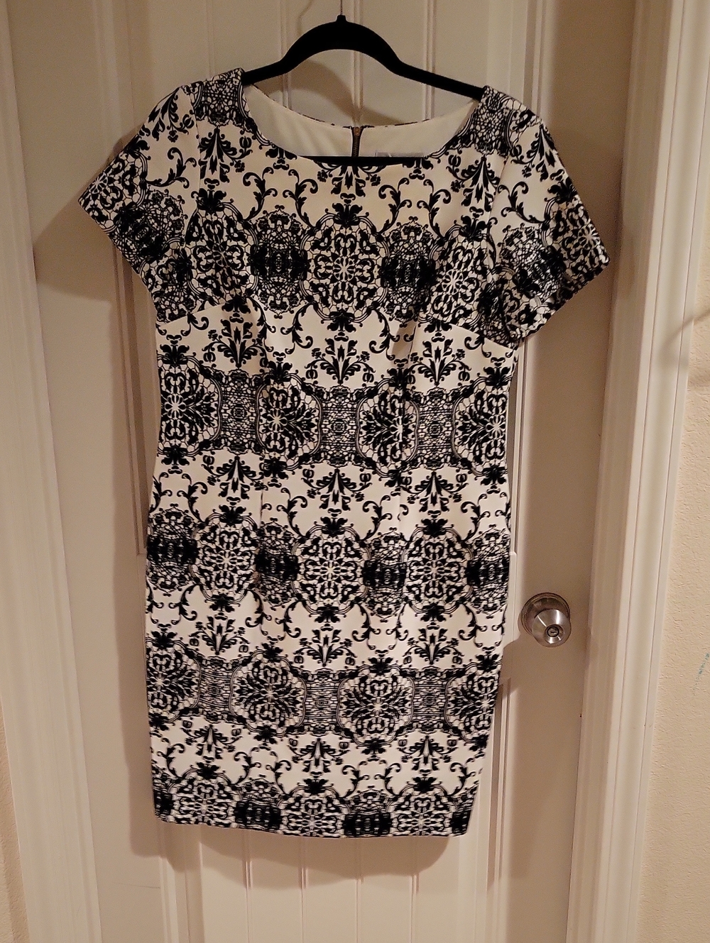 Sandra Darren Black & White Printed Midi Sheath Dress